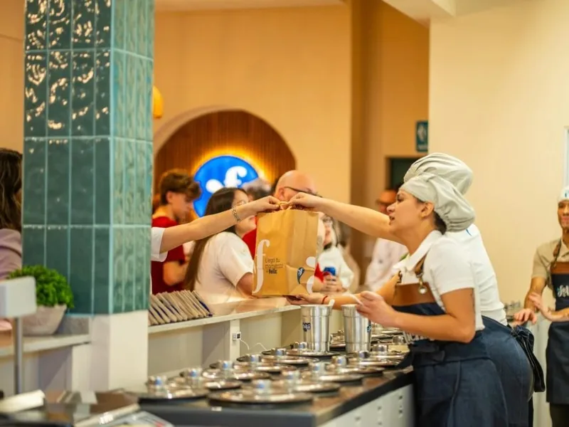 El equipo de Felichità atendiendo al público detrás del mostrador