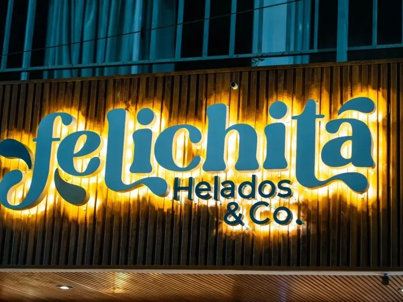 Cartel iluminado de Felichità Helados & Co. en el local de Gobernador Barreyro, Oberá