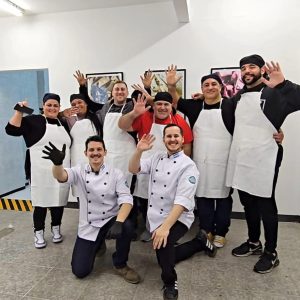 Alumnos saludando al terminar la clase practica de heladeria en IFHA Labs