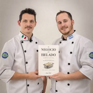 Lucas y Franco Alfonsin sosteniendo el libro El negocio del helado artesanal