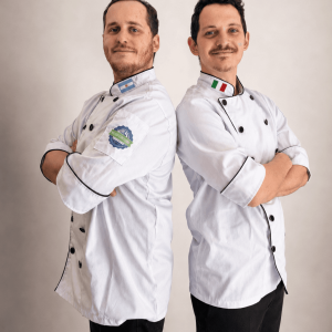 Lucas y Franco Alfonsin, directores de IFHA, con chaqueta de maestro heladero